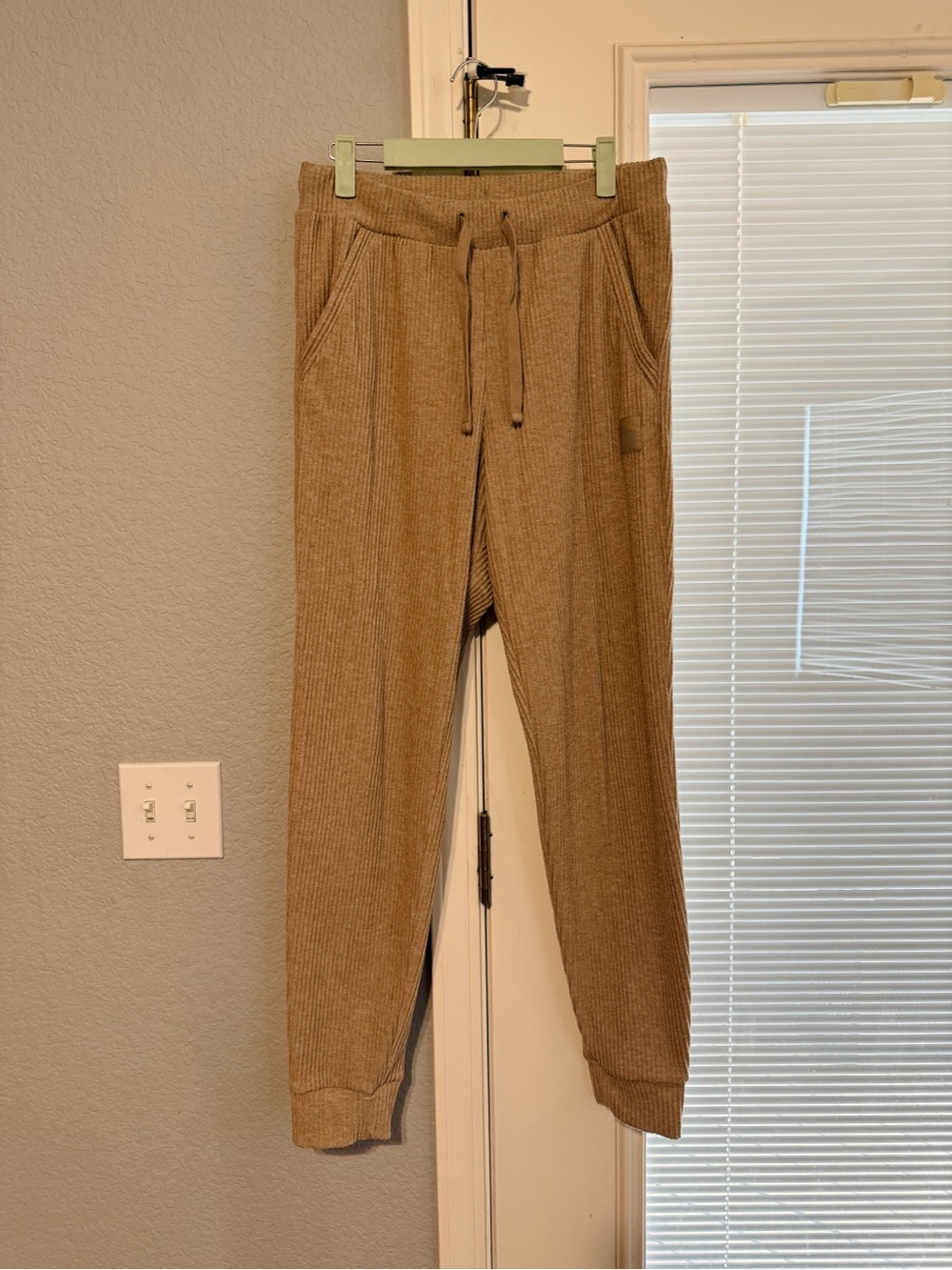 Alo Yoga Muse Ribbed Hoodie Jogger Set Taupe Gravel Heather M - Picture 6 of 8